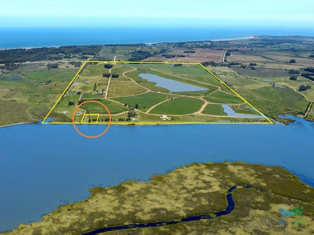 Terreno de mas de 5000 m2 con costa de laguna en