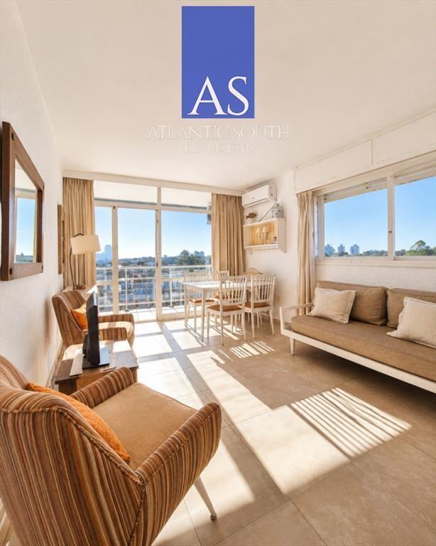 Apartamento de 1 dormitorio con vista al mar y en