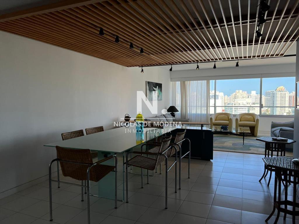 Apartamento de 3 dormitorios en playa brava al