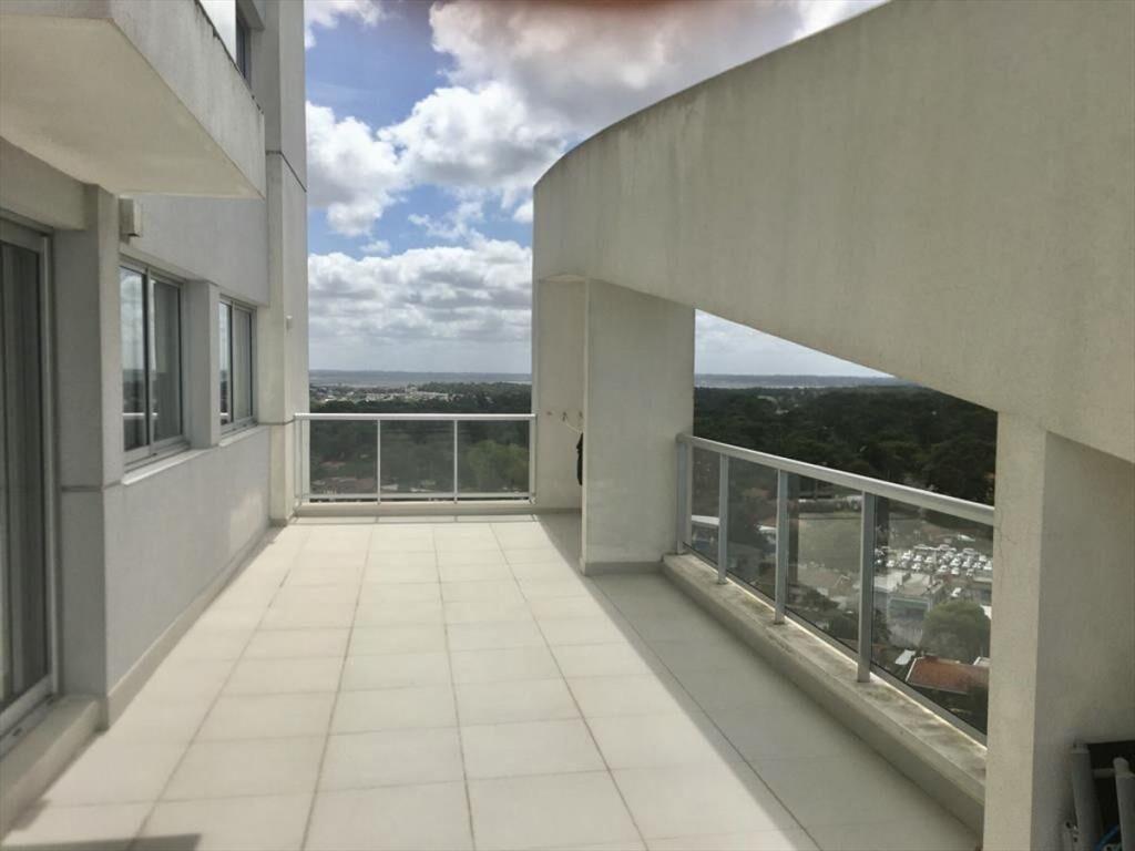 Apartamento con buena terraza, de dos dormitorios y dos baÃ