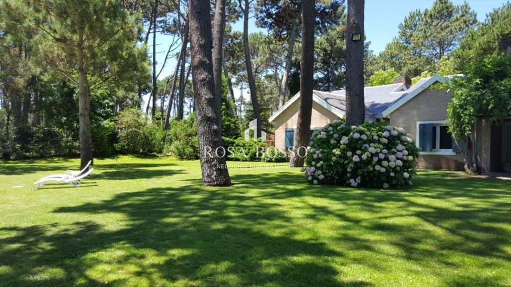 Excelente casa en alquiler en zona residencial!!! Consulte!
