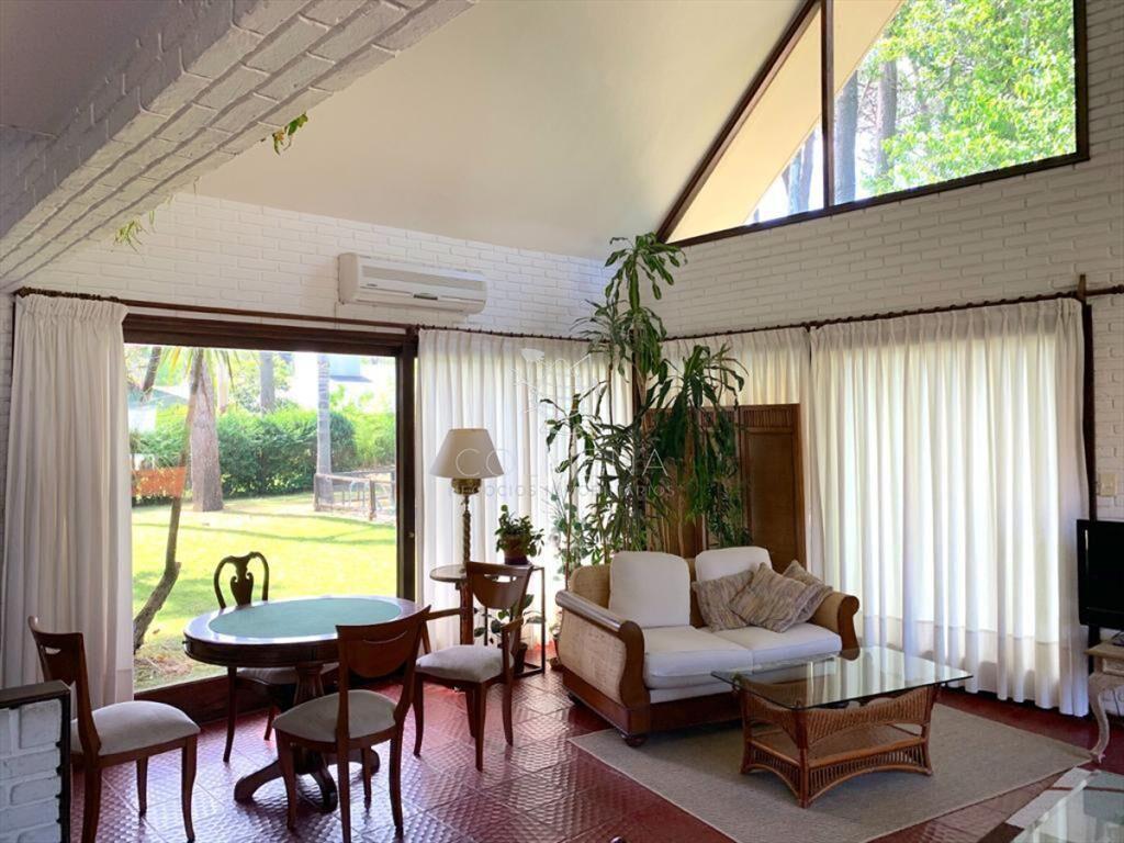 Casa con piscina - en Barrio Lugano