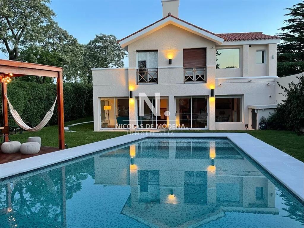 Exclusiva propiedad en VENTA en Carrasco Sur de 5