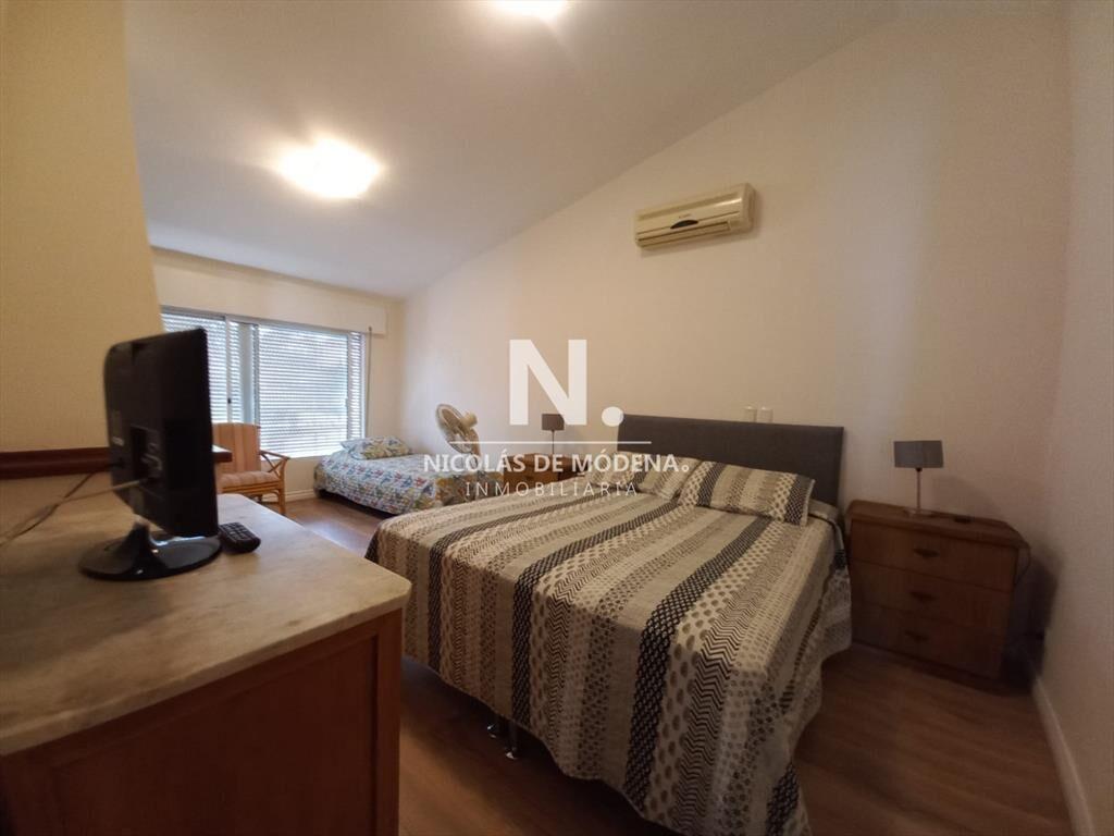 Vende casa de 3 dormitorios totalmente reformada.