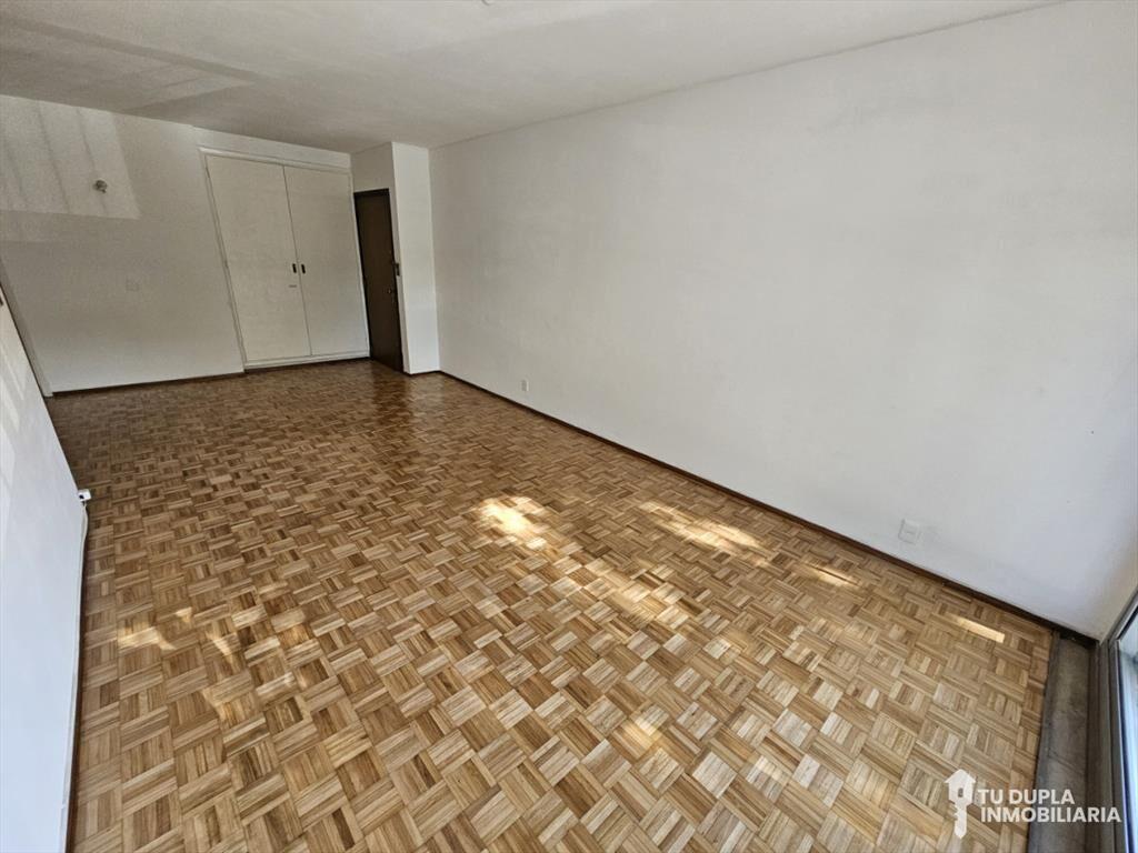 Amplio apartamento de 3 dormitorios + servicio en