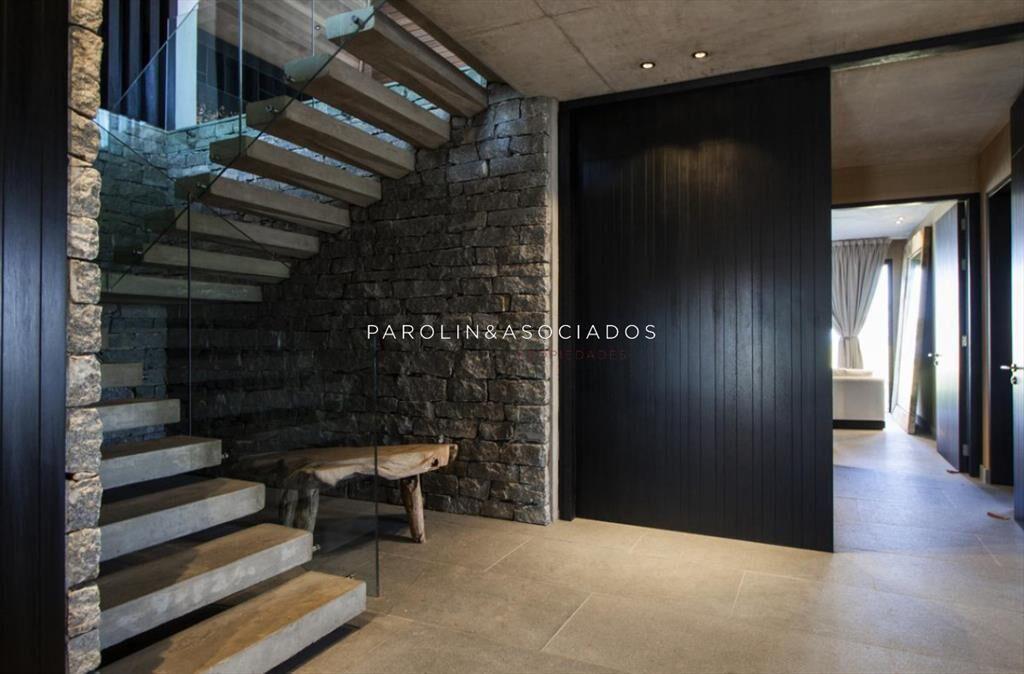 Casa de 4 Dormitorios + Dependencia en Venta en Pinar del F