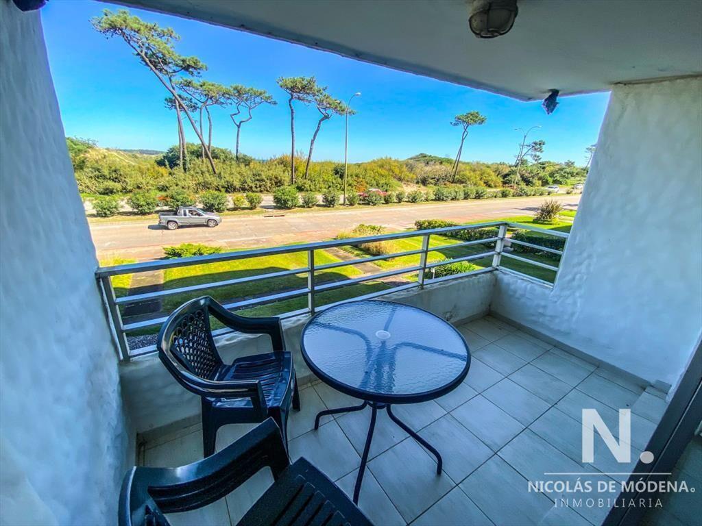 Se vende apartamento en Primera linea playa mansa 2 dormito