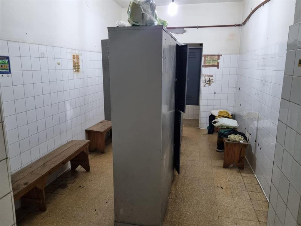 Pedernal casi Gral Flores, deposito con oficinas, entrada