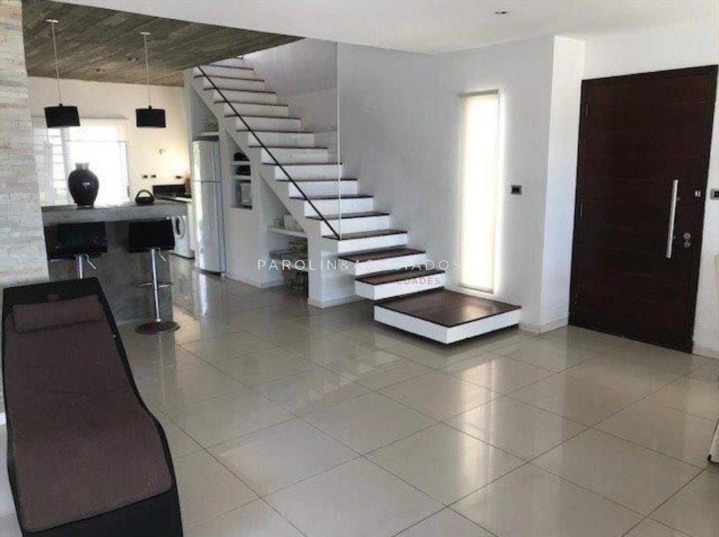 Hermosa casa en venta de 4 dormitorios frente al mar en Mon