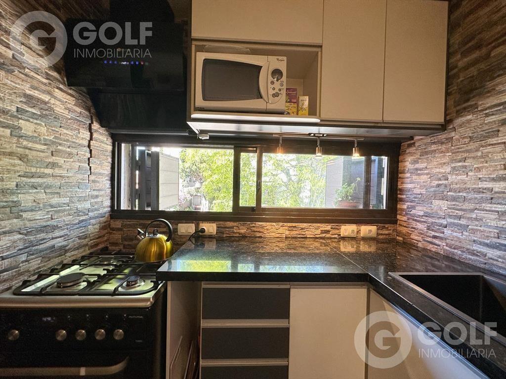 Venta de casa de dos dormitorios y cochera en Pocitos