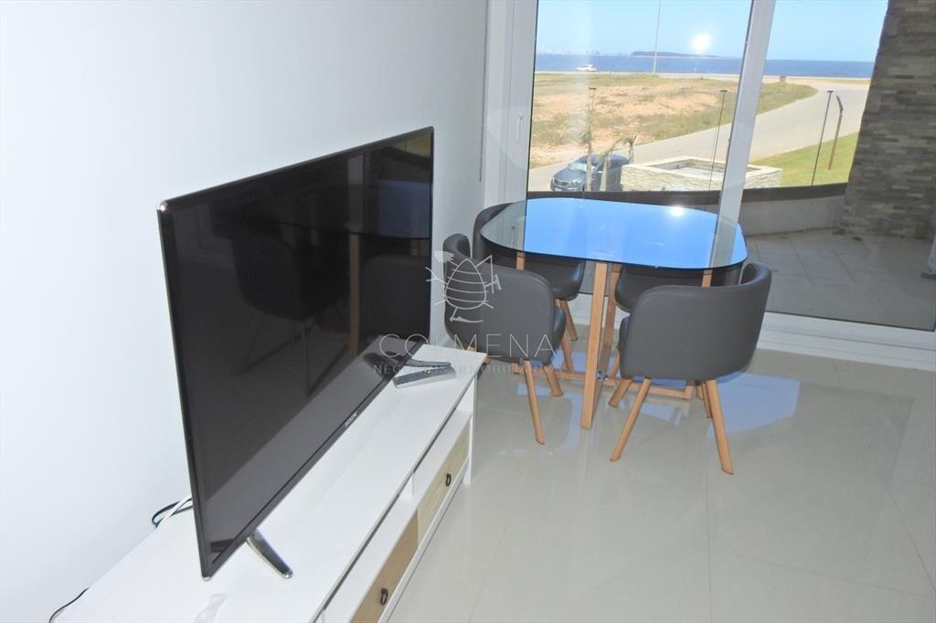 Precioso apartamento en Pinares Punta del Este.-
