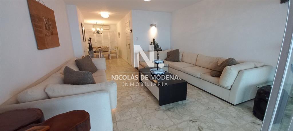 Apartamento de 3 dormitorios frente al mar en , ,