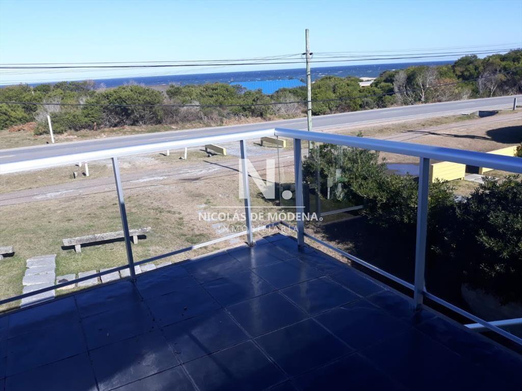 CASA DE 4 DORMITORIOS EN VENTA, FRENTE AL MAR EN