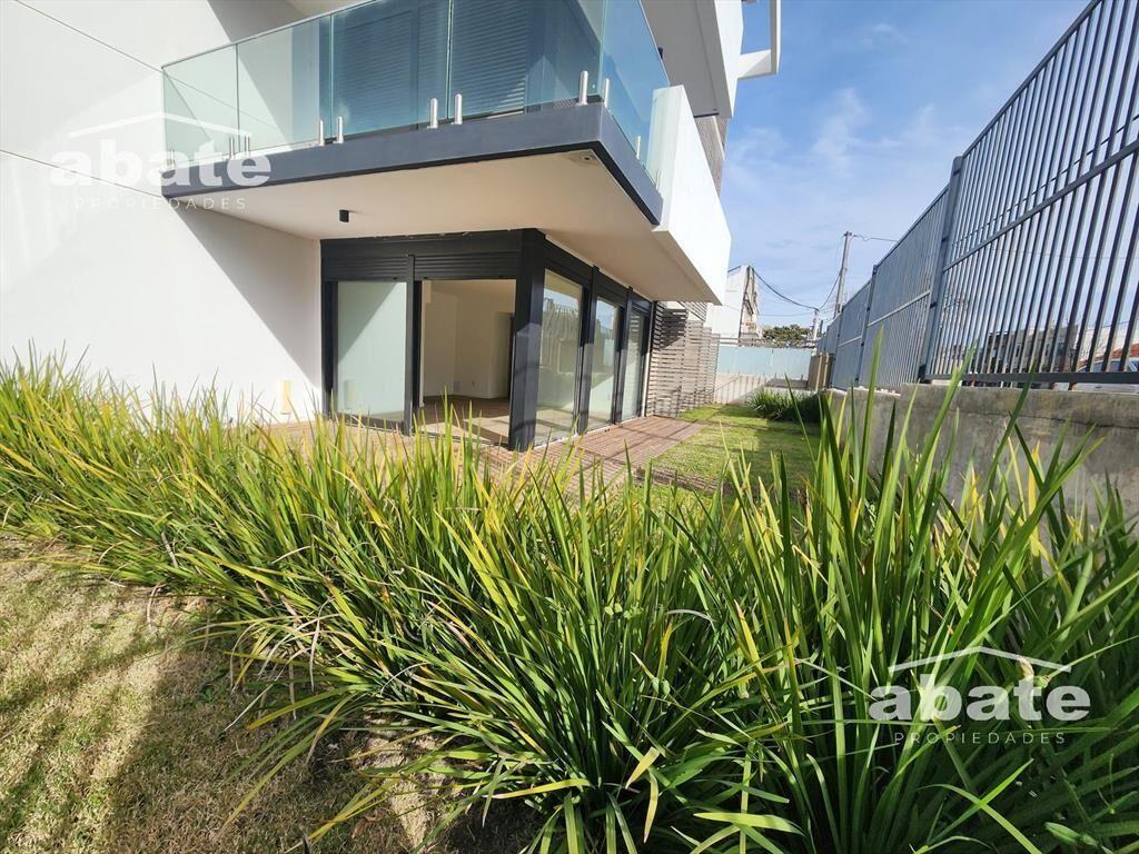Venta apartamento de 2 dormitorios con deck y jardín con re