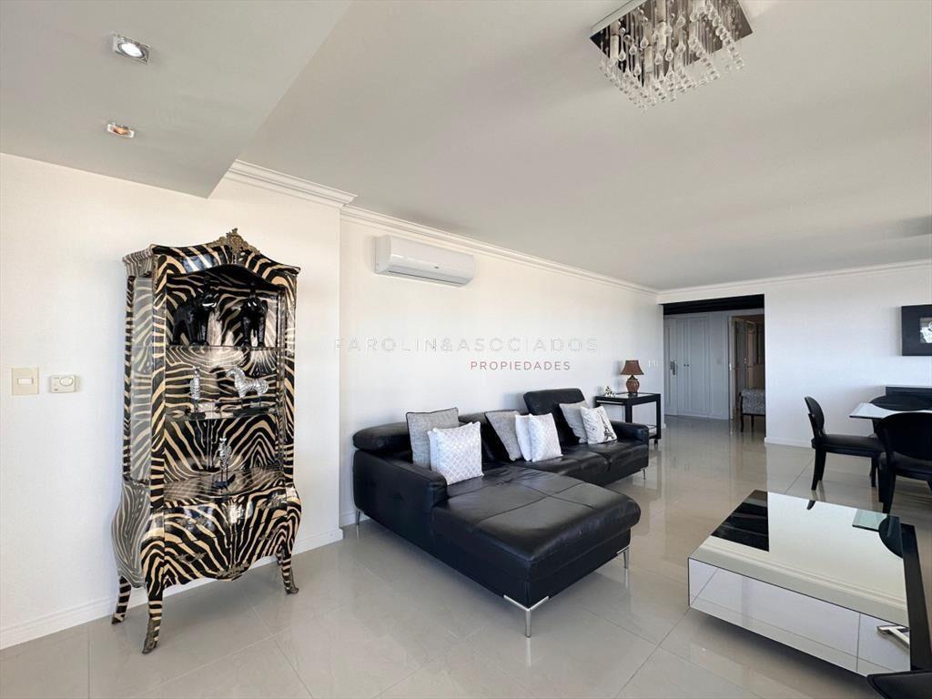 Apartamento de 3 dormitorios mas dependencia de