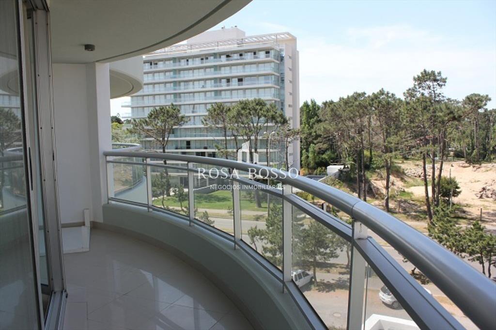 Amplio apartamento en Venta de 3 dormitorios y en