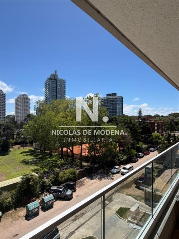 Vende impecable apartamento de 2 dormitorios en