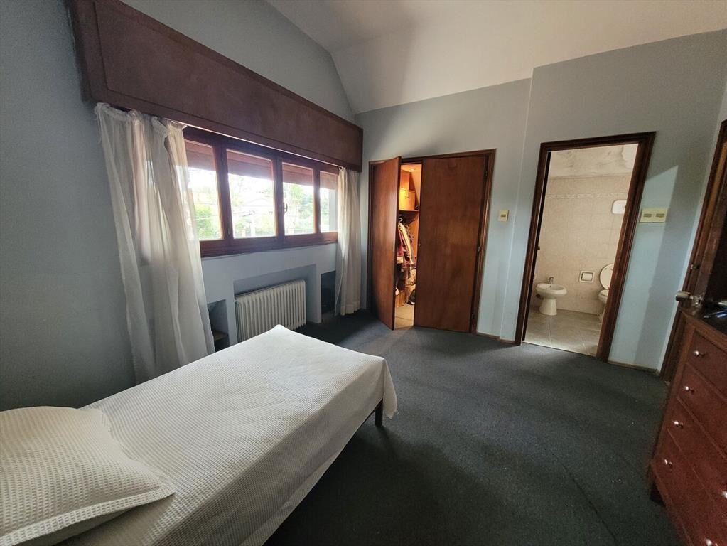 Excelente chalet sobre Av. Rivera próx. Bolivia