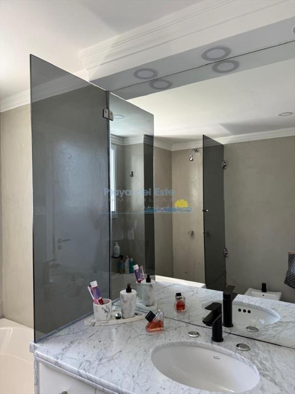 Apartamento en venta de 3 dormitorios y servicio