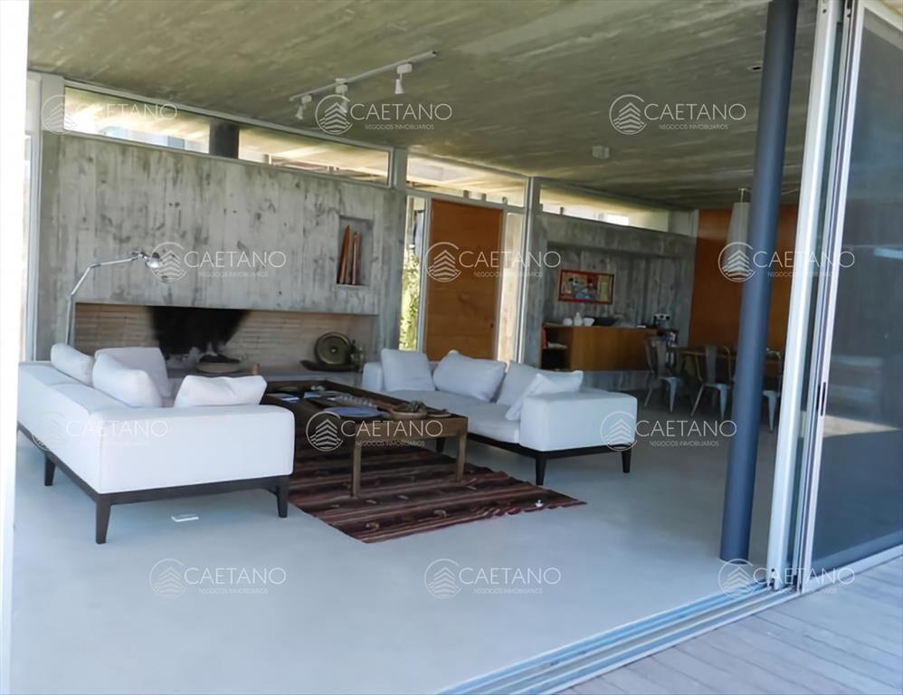 Excelente casa moderna en Tio tom, pegada al mar