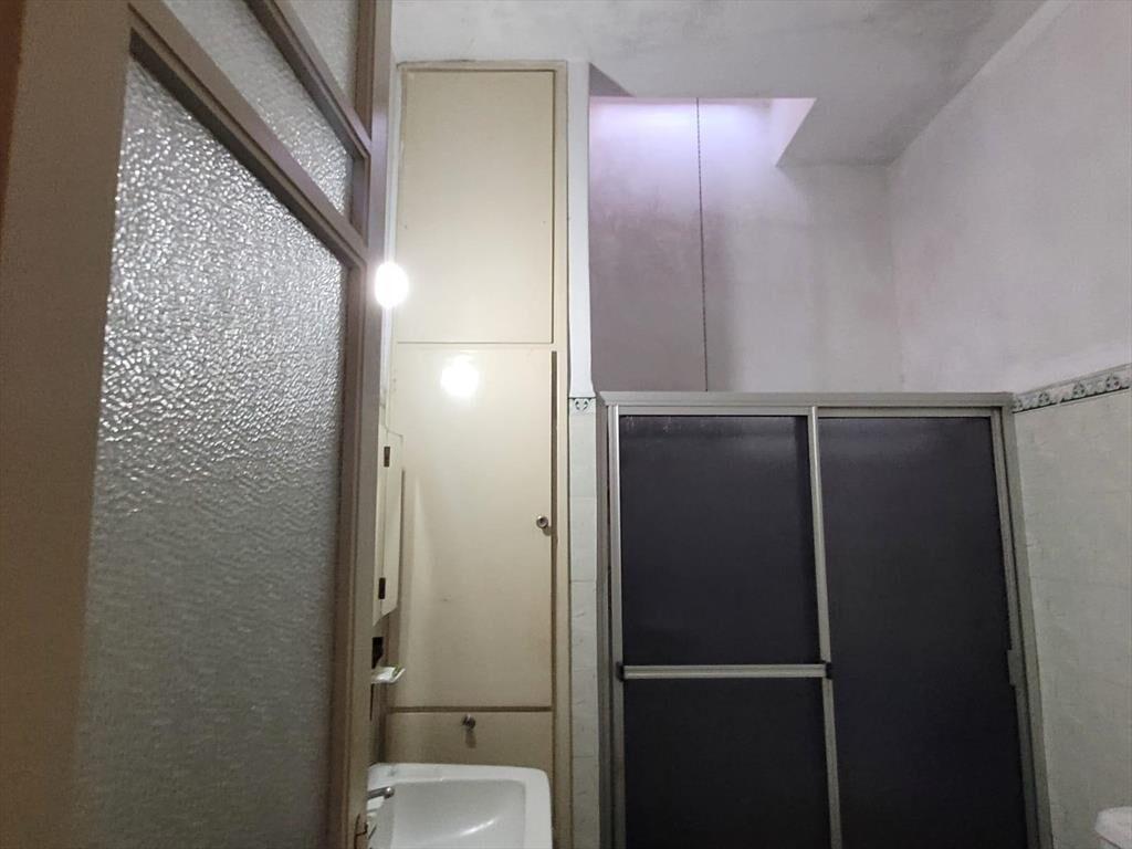 Casa, al frente, 3 dorm, garaje y patio con parrillero para