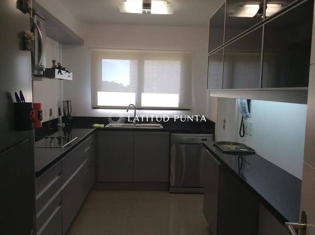 Apartamento en One, 3 dormitorios más dependencia