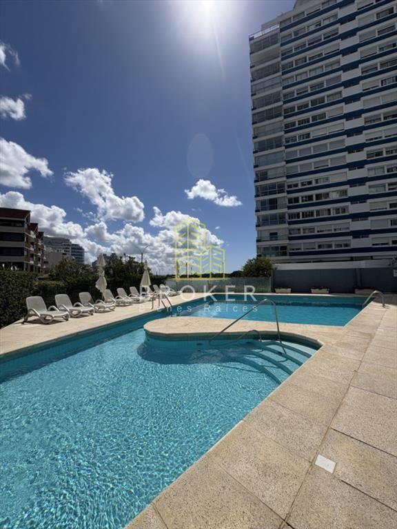 Venta de departamento de 3 dormitorios + servicio