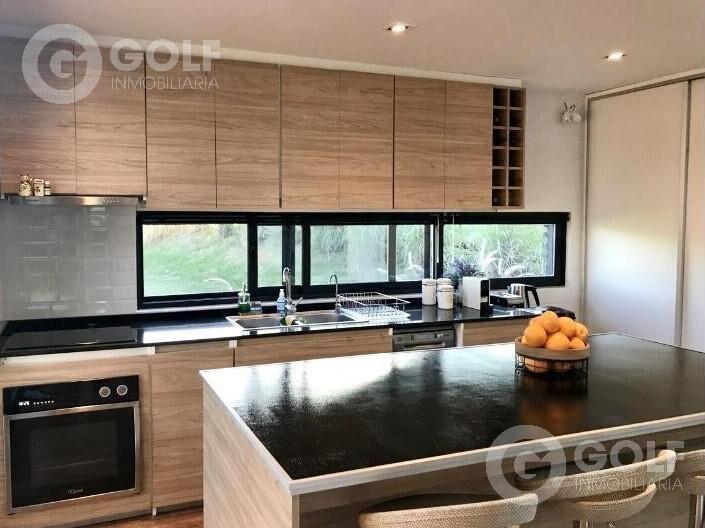 Venta de Casa de 3 dormitorios y servicio en Altos de la T