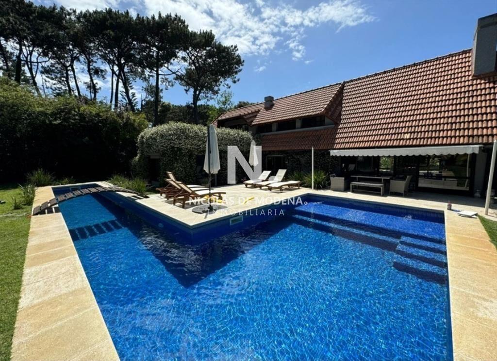 En venta casa de 5 dormitorios, con piscina, y en