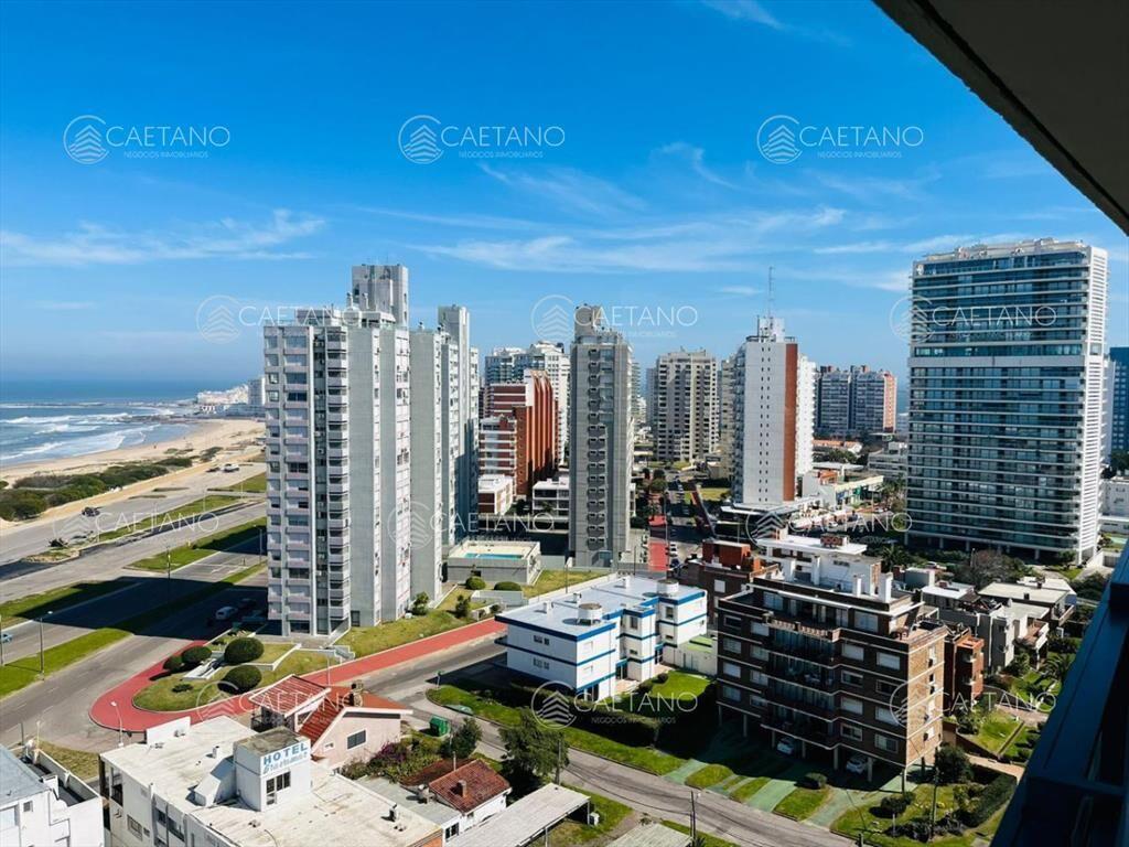 Vende apartamento de 2 dormitorios en Punta del