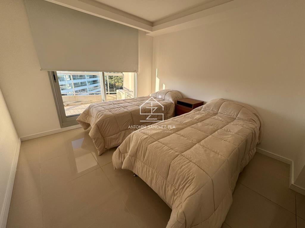 Apartamento de 2 Dormitorios + Dependencia y en