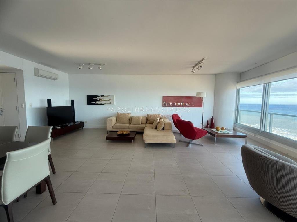 Apartamento en venta de 3 dormitorios en edificio