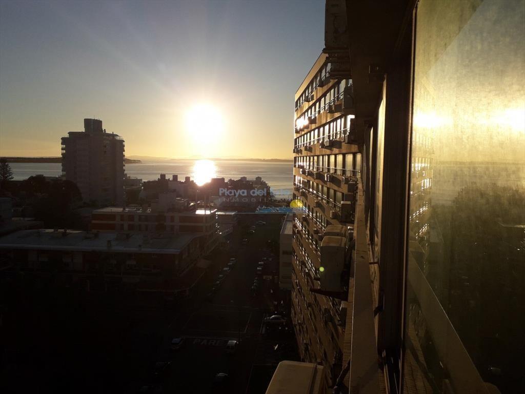 edificio a metros de playa brava