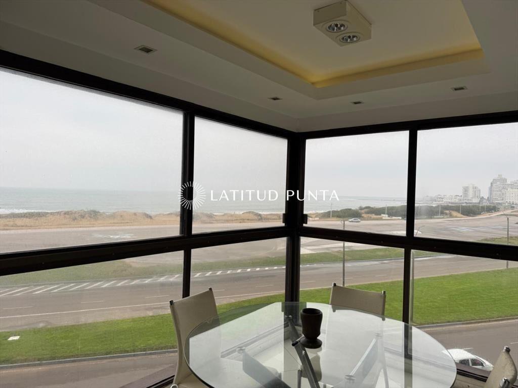 Apartamento frente al mar, 2 dormitorios más dependencia