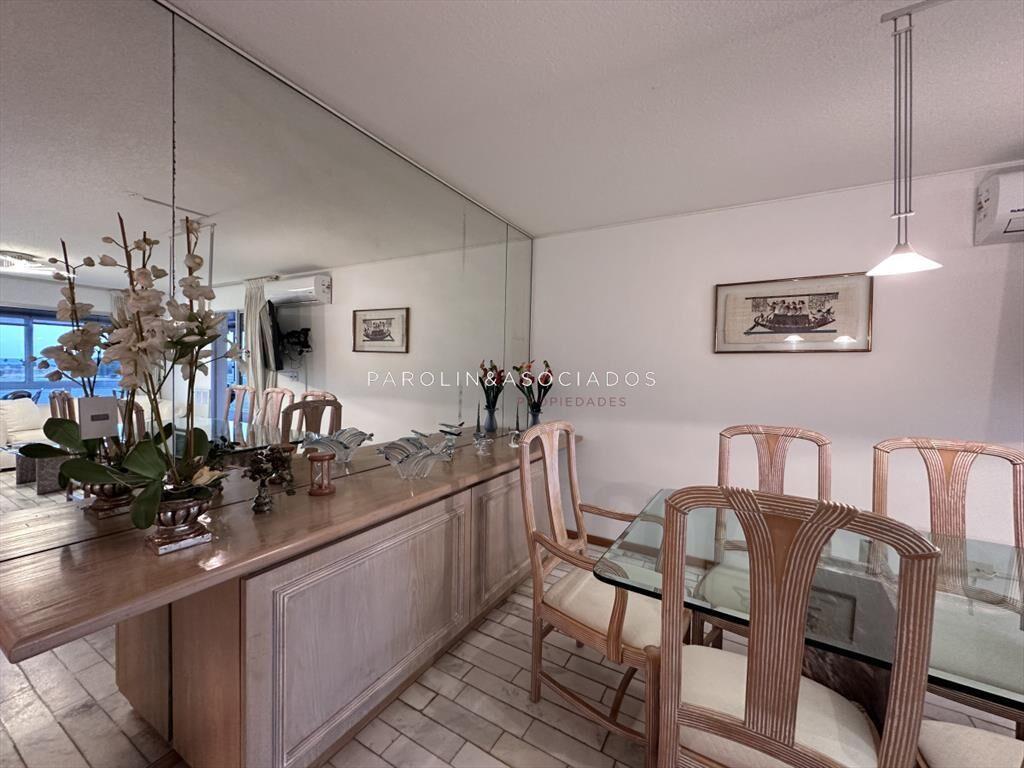 Vende apartamento de 3 dormitorios en Playa Punta