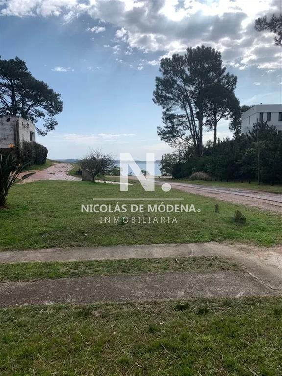 Gran terreno esquinero en venta.