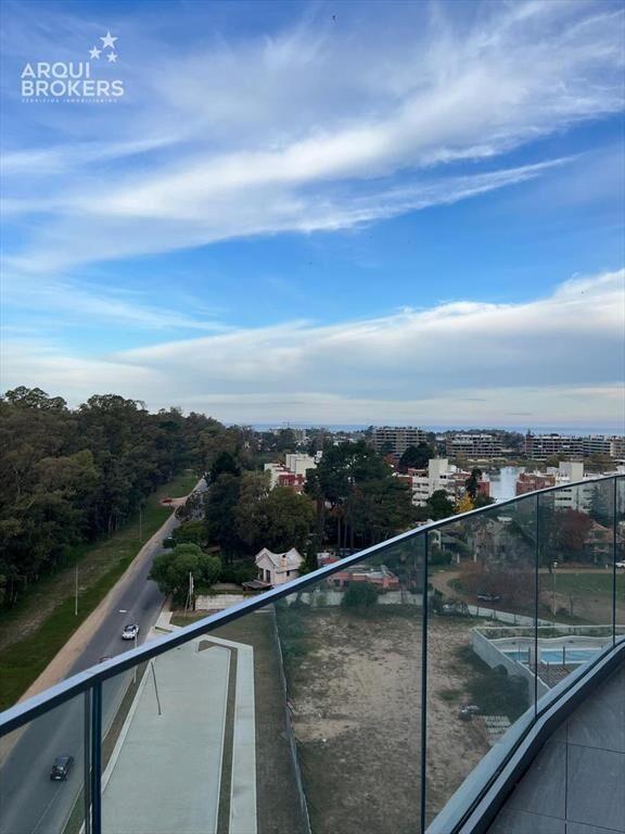 Apartamento de tres dormitorios en venta en Parque Roosevel