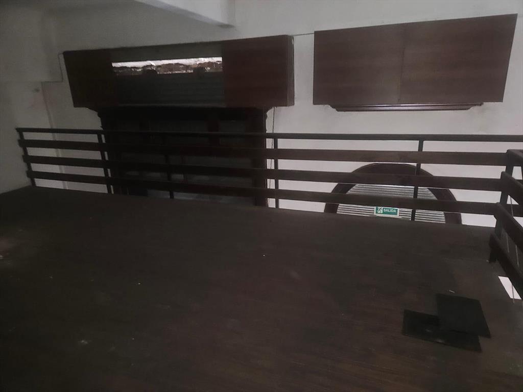 Treinta y Tres casi peatonal Sarandi , 228 m2 , 8 mts de fr