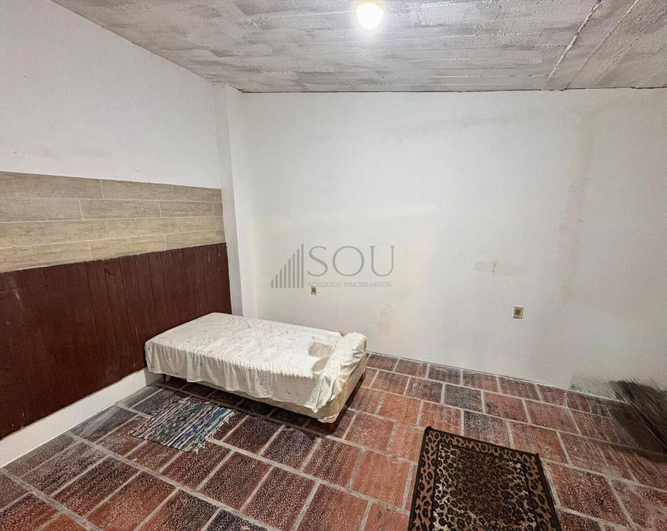 Venta galpón co apartamentos, Cerro.