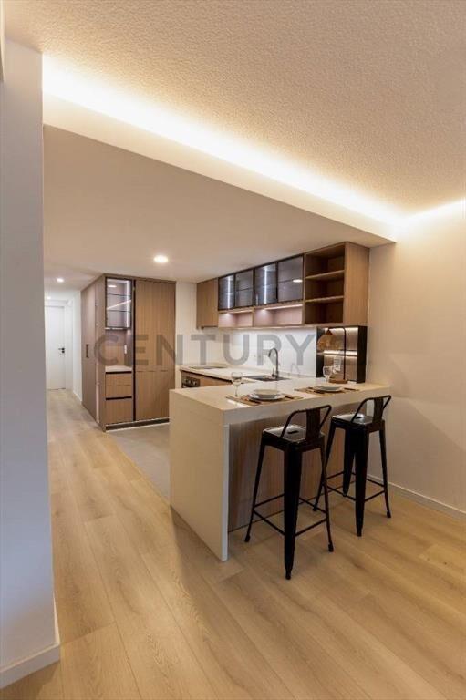 Apartamento con terraza al frente de 2 dormitorios a estr...