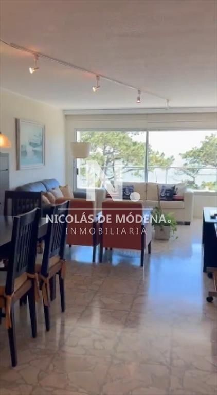 Vende apartamento de 2 dormitorios frente al mar.