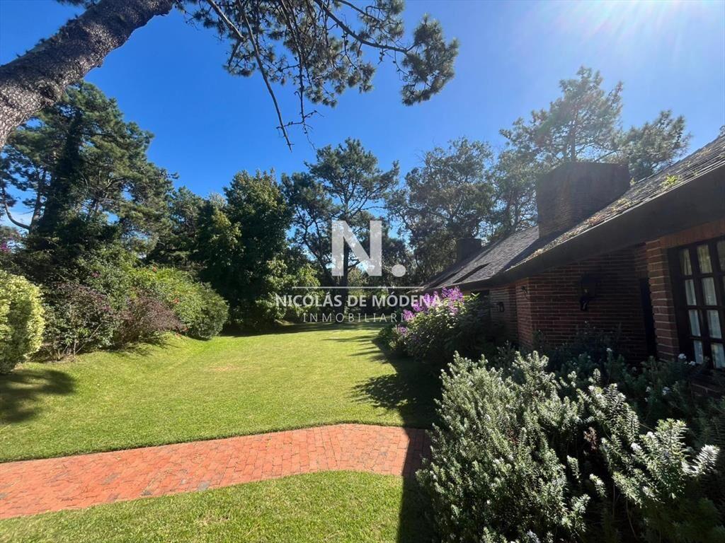 Venta de Espectacular casa en Barrio Golf