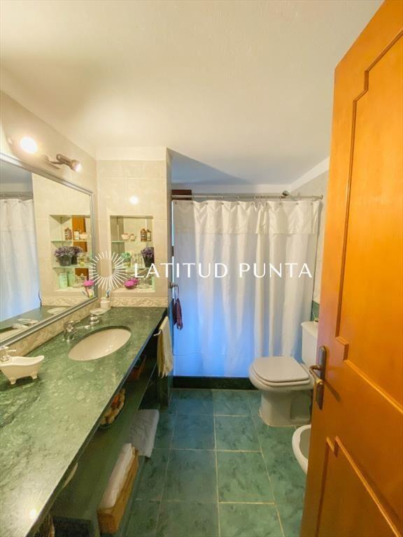 Casa de 4 dormitorios y parrillero