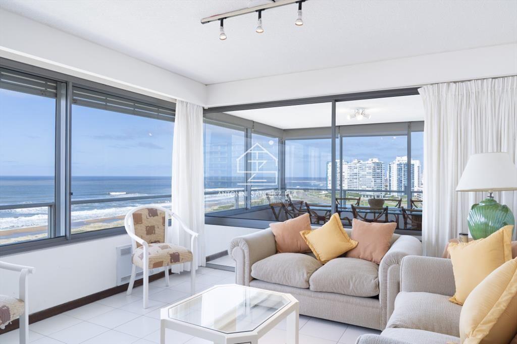 Venta de apartamento de 3 dormitorios y dep. de servicio en
