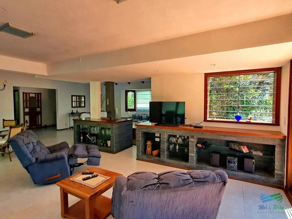 Vendo casa 4 dormitorios, terreno 3.000 m2, piscina, en Bra