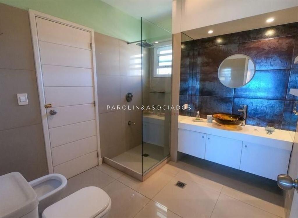Hermosa casa en venta de 4 dormitorios frente al