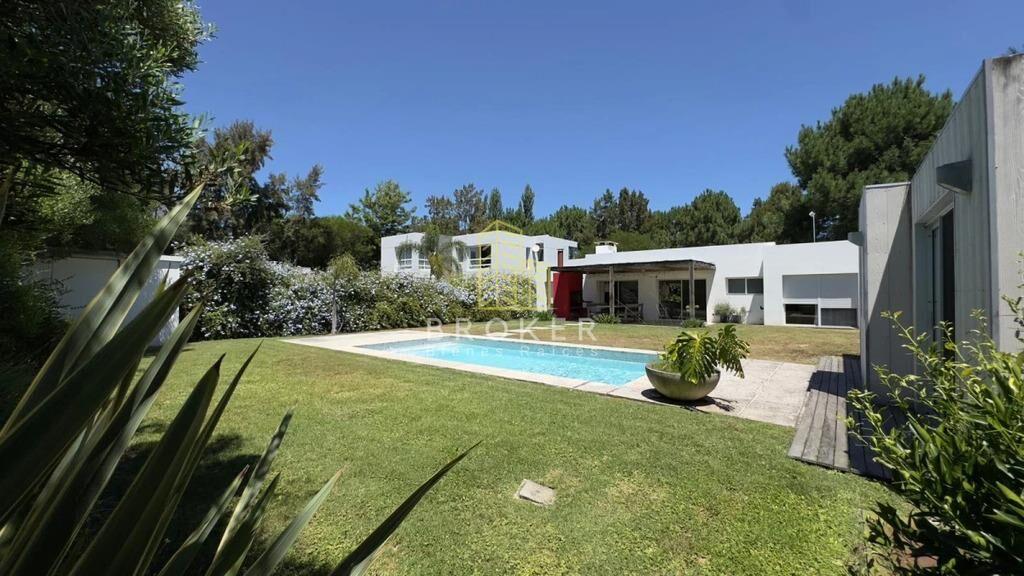 Alquiler anual de amplia y moderna casa en barrio