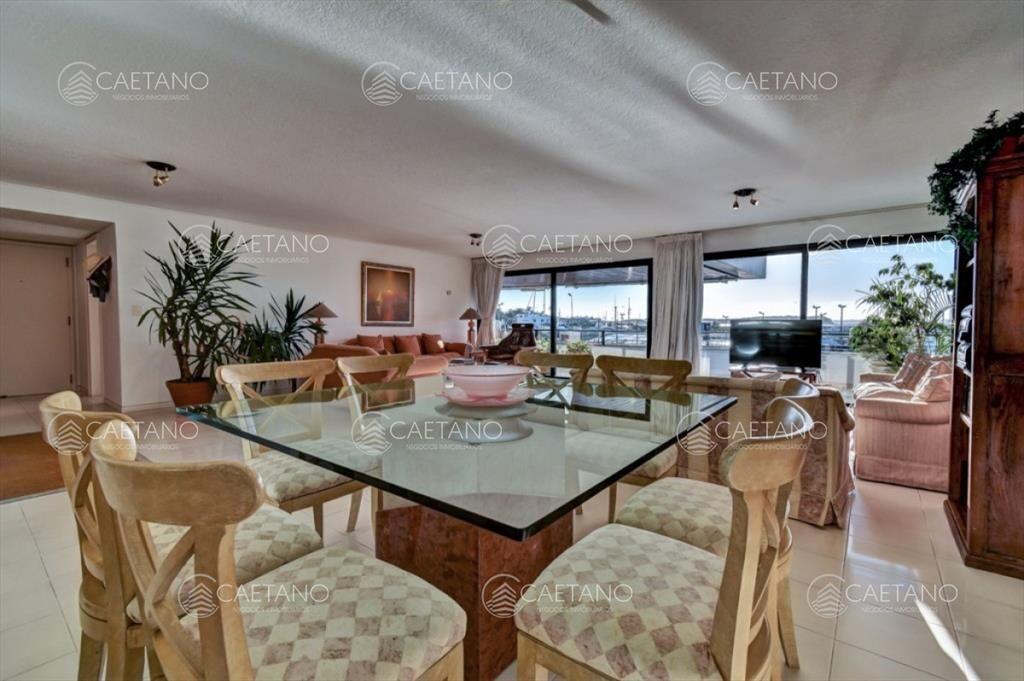 Amplio apartamento frente al puerto de Punta del