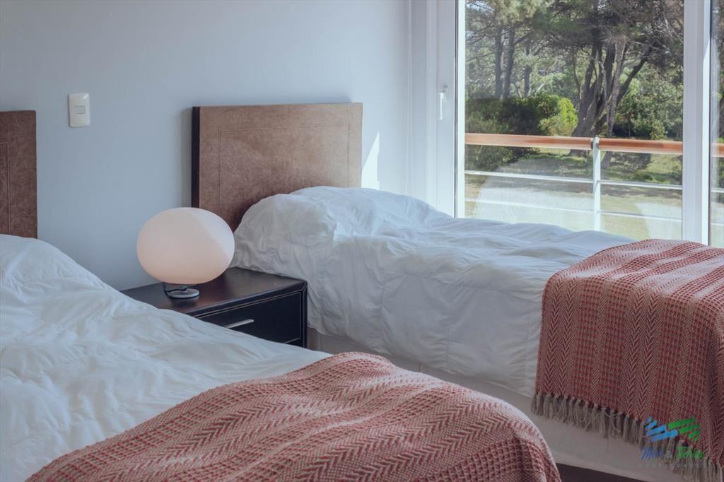 VENTA de apartamento de 2 dormitorios sobre playa