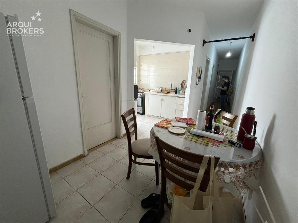Apartamento de dos dormitorios en venta con renta en Tres C